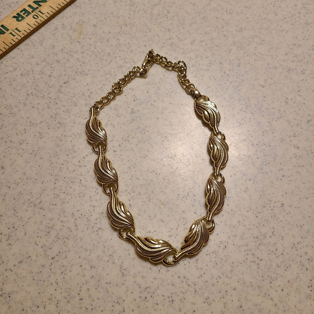 Vintage gold tone necklace - Picture 7 of 15